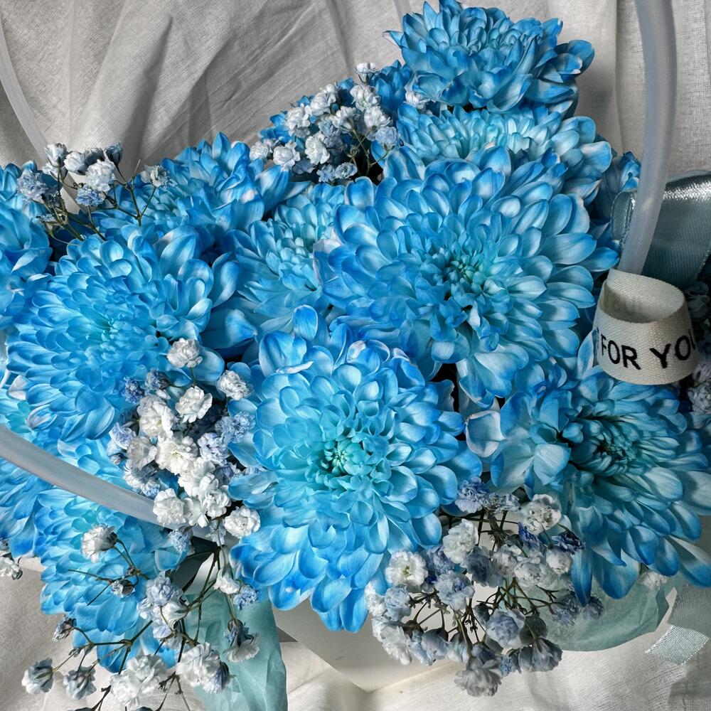 Сумочка голубых хризантем с гипсофилой 💙