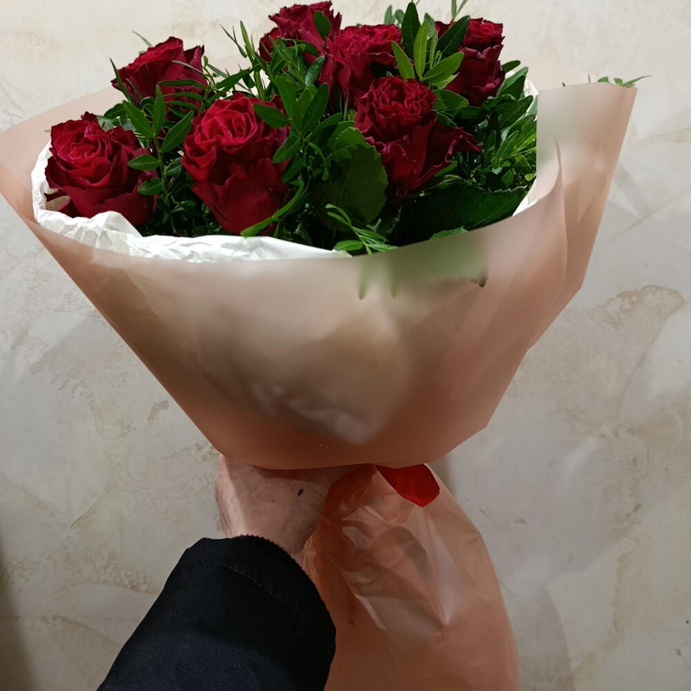 Букет из красных роз и фисташки