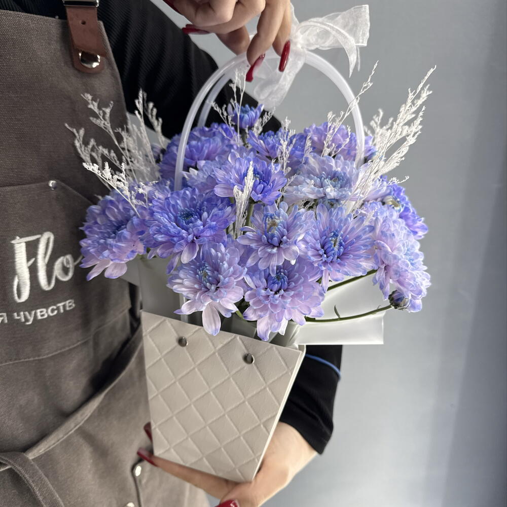 Корзина с лавандовой хризантемой и лимониумом