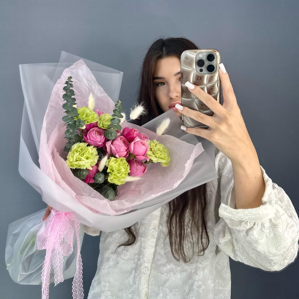 ВЕСНА💕 Авторский букет из розовой кустовой розы Сильва Пинк и мятных диантусов