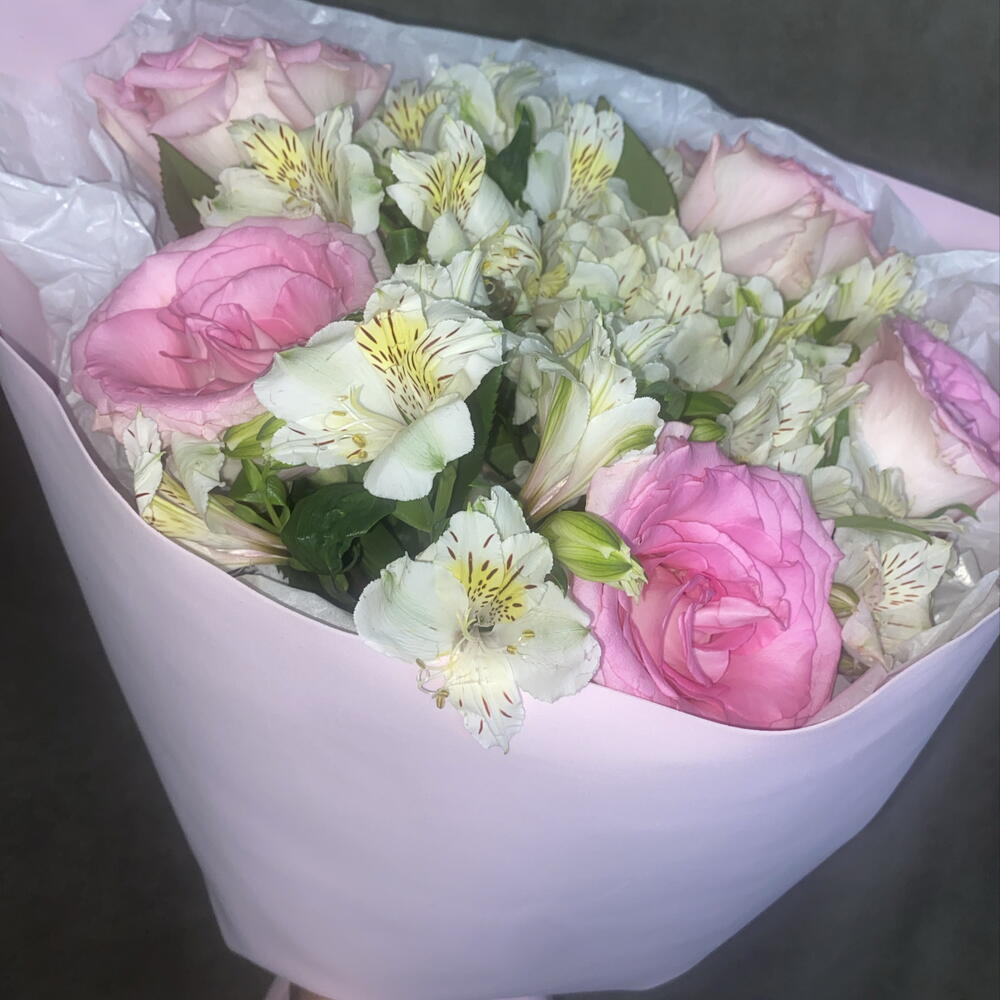 Альстромерия белая с розой