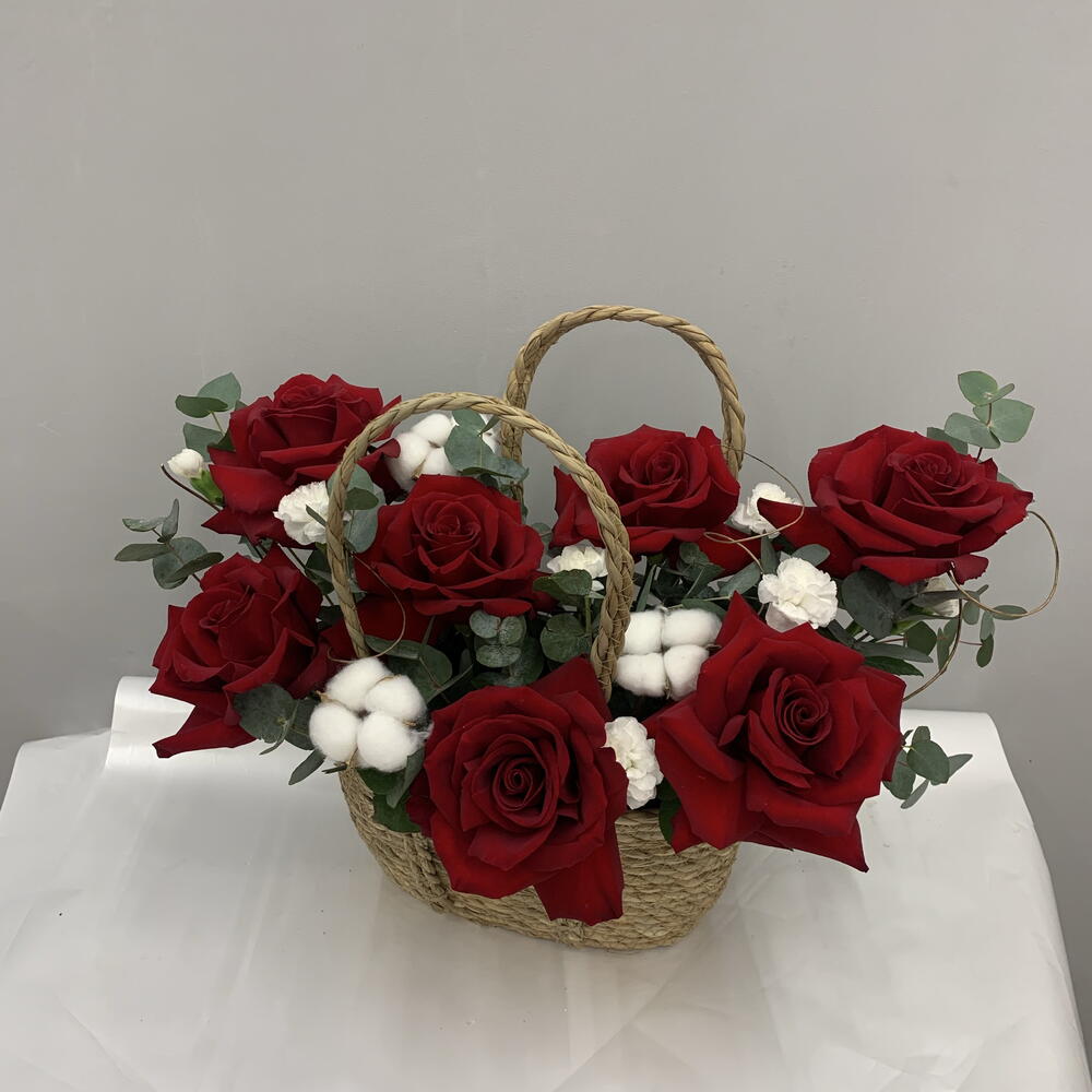 Корзина с французскими розами и хлопком