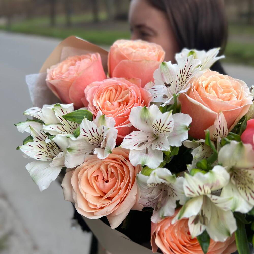 Букет из роз и альстромерий