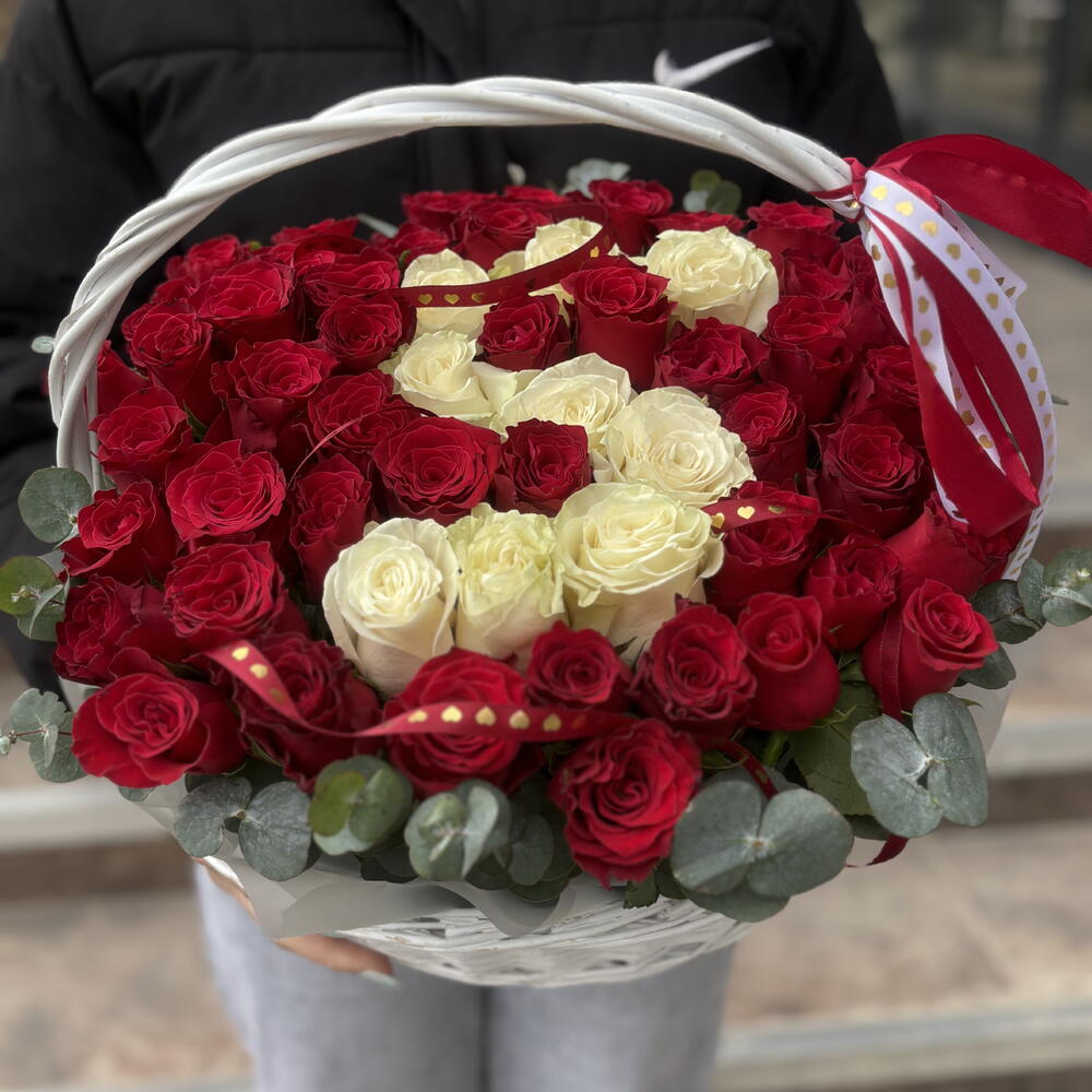 Корзина из роз с вашей буквой