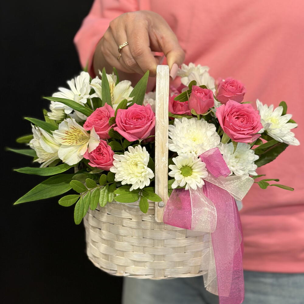Композиция с кустовой розой, альстромерией и хризантемой 🌸