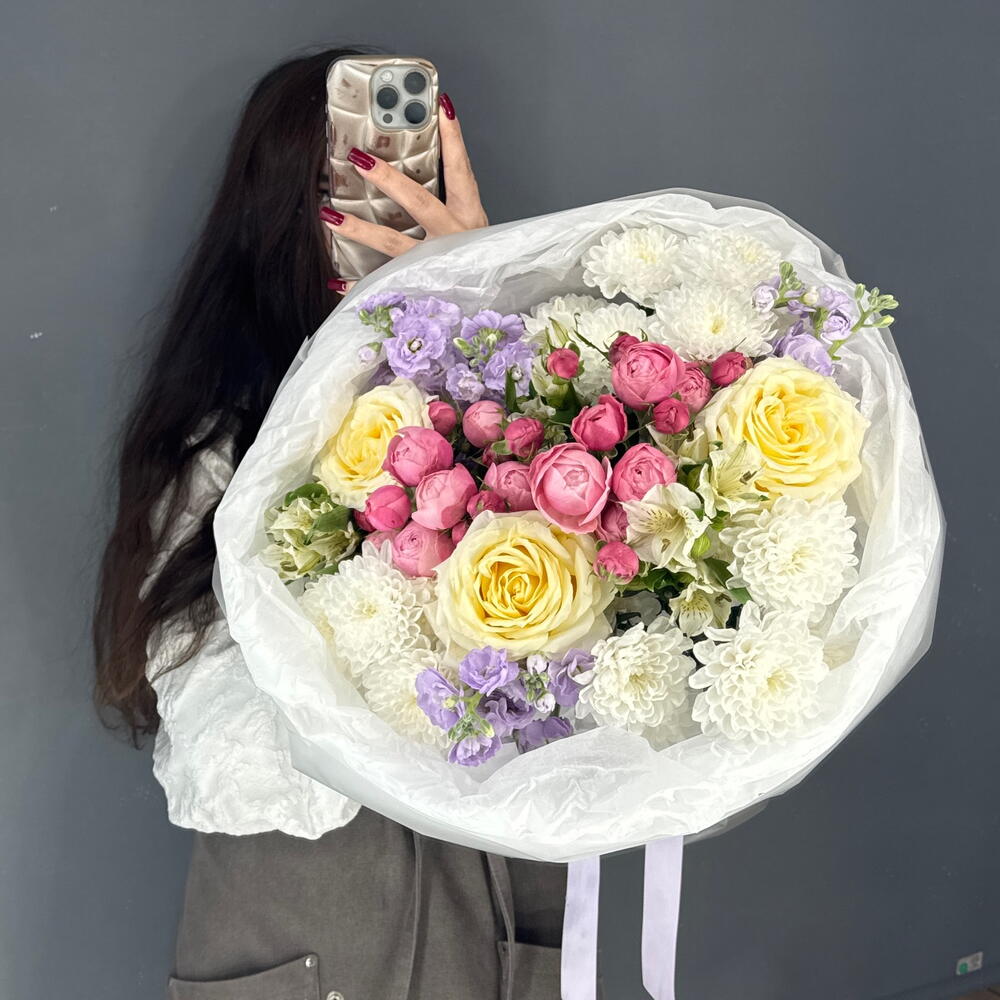 Авторский букет💐 с сиреневой маттиолой💟 и пионовидной Кустовой Розой Сильва Пинк💕