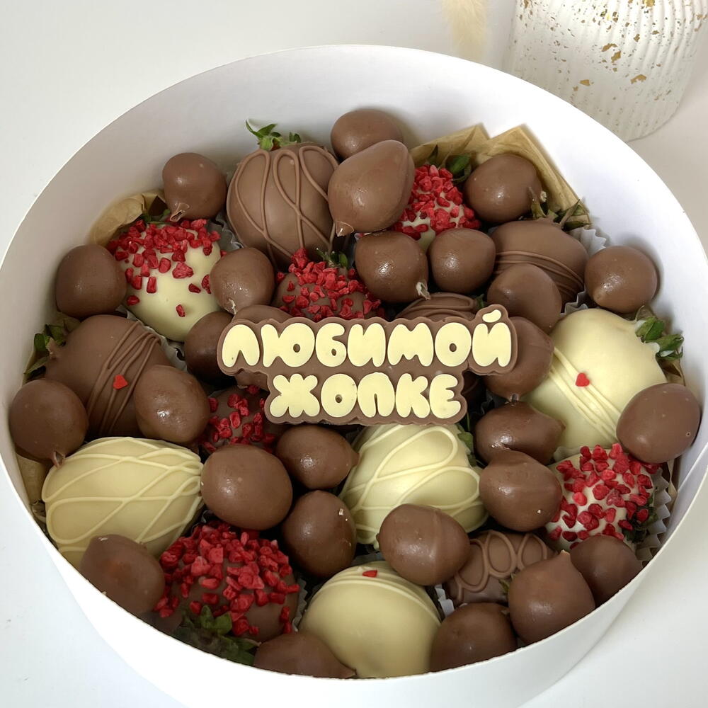 Клубника и малина в шоколаде