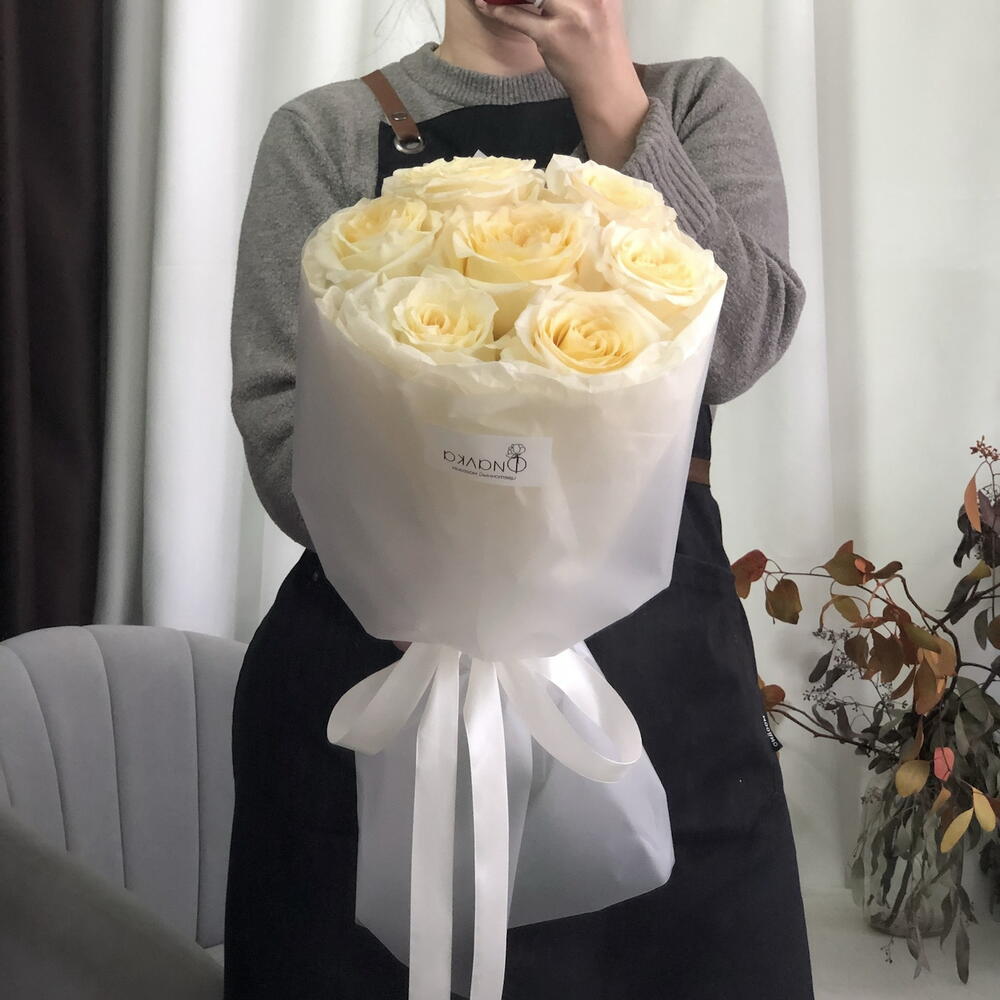 Семь кремовых роз