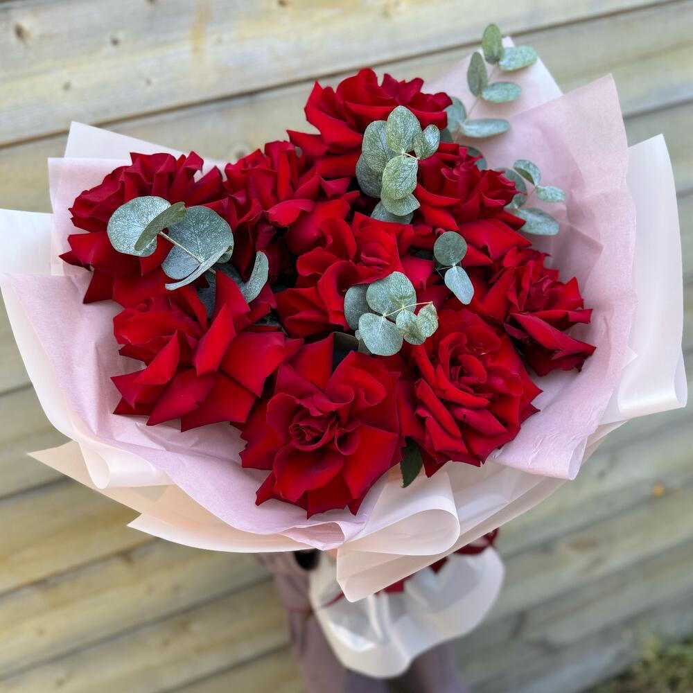 Красные розы с эвкалиптом
