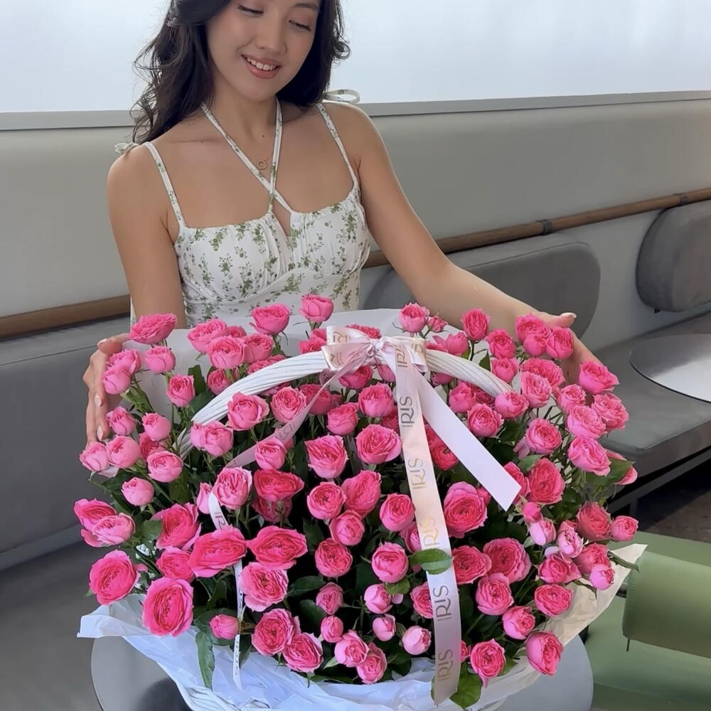 Каждый бутон — маленькое признание в любви. Корзина из спрей-роз💐