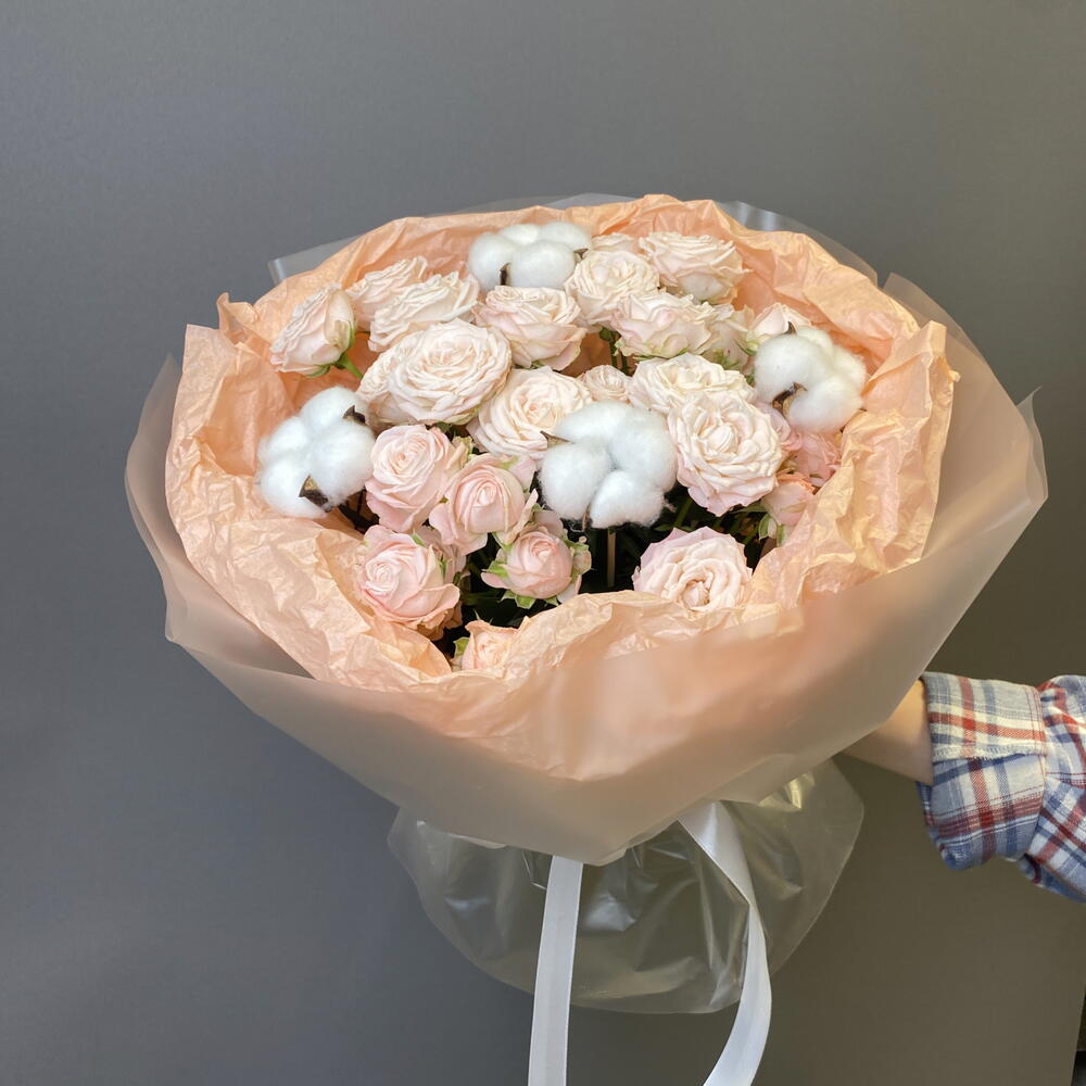 Букет кустовых роз и хлопка