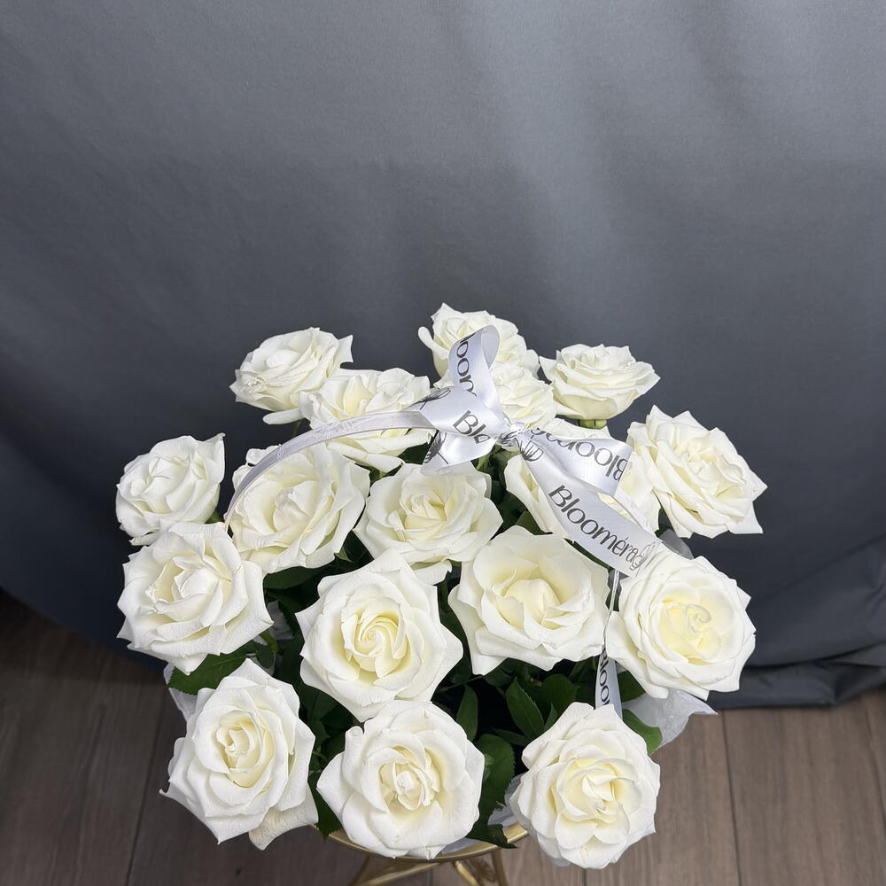 Белые розы в корзине 17 шт