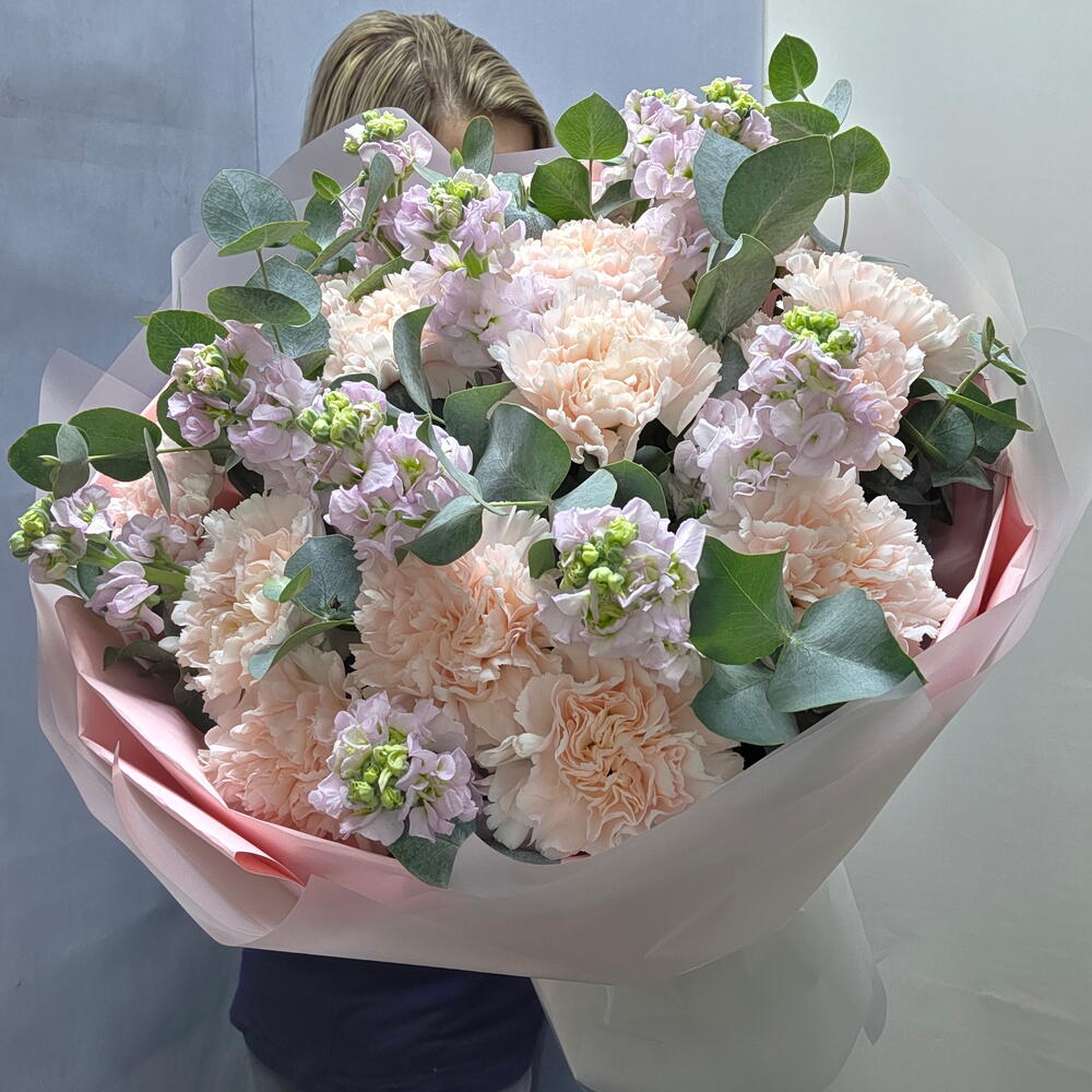 Букет из эвкалипта,  маттиолы,  диантуса