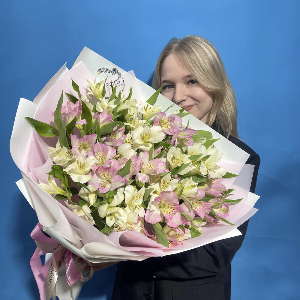 Букет из 15 Альстромерий микс. Монобукет 3029. Leoraflowers