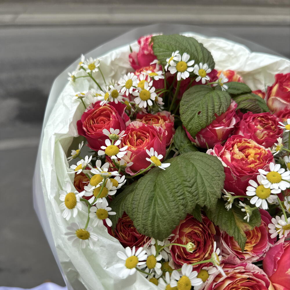 Яркий комплиментарный букет из кустовой розы