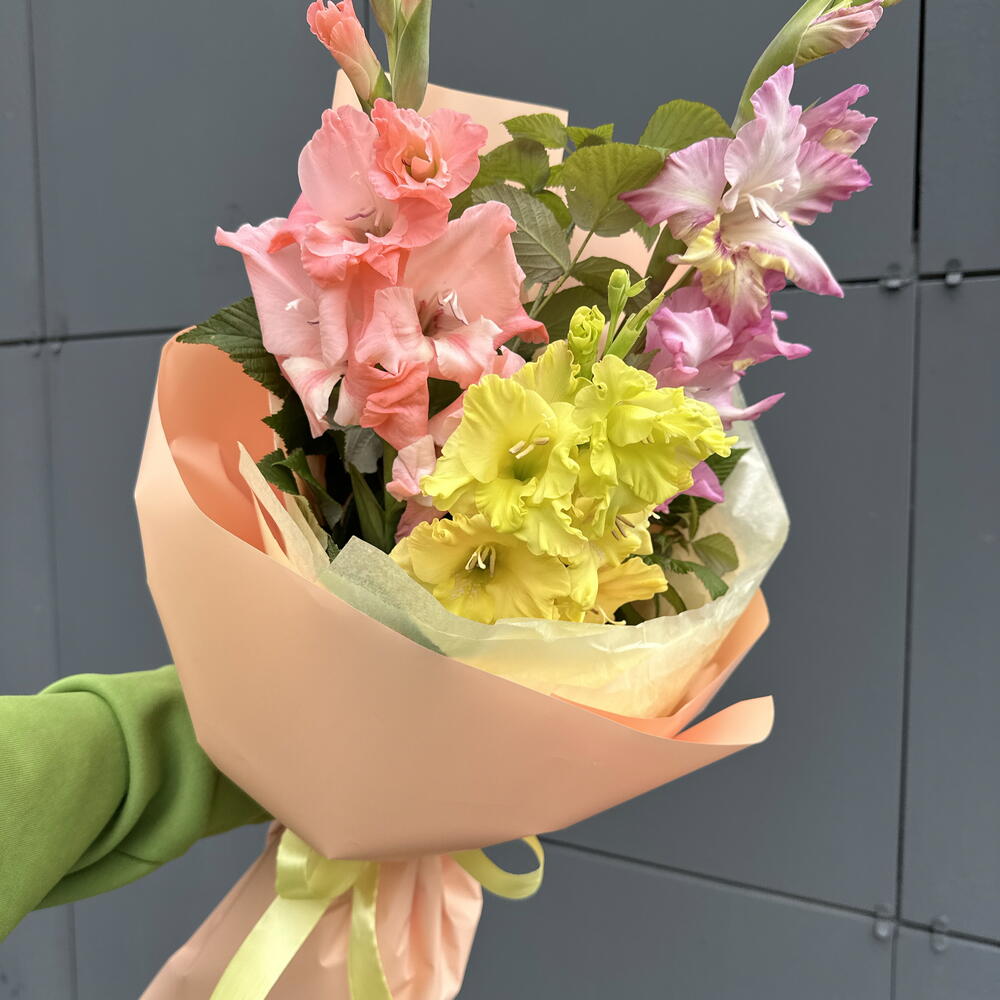 Букет гладиолусы на 1 сентября