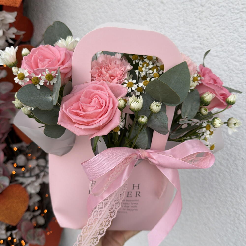 Розовая композиция Bloom room, роза, диантус, ромашка🌸
