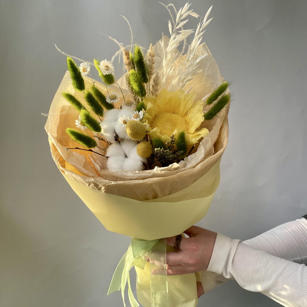 Букет «Ромашковый чай» с подсолнухом , ромашками и сухоцветами