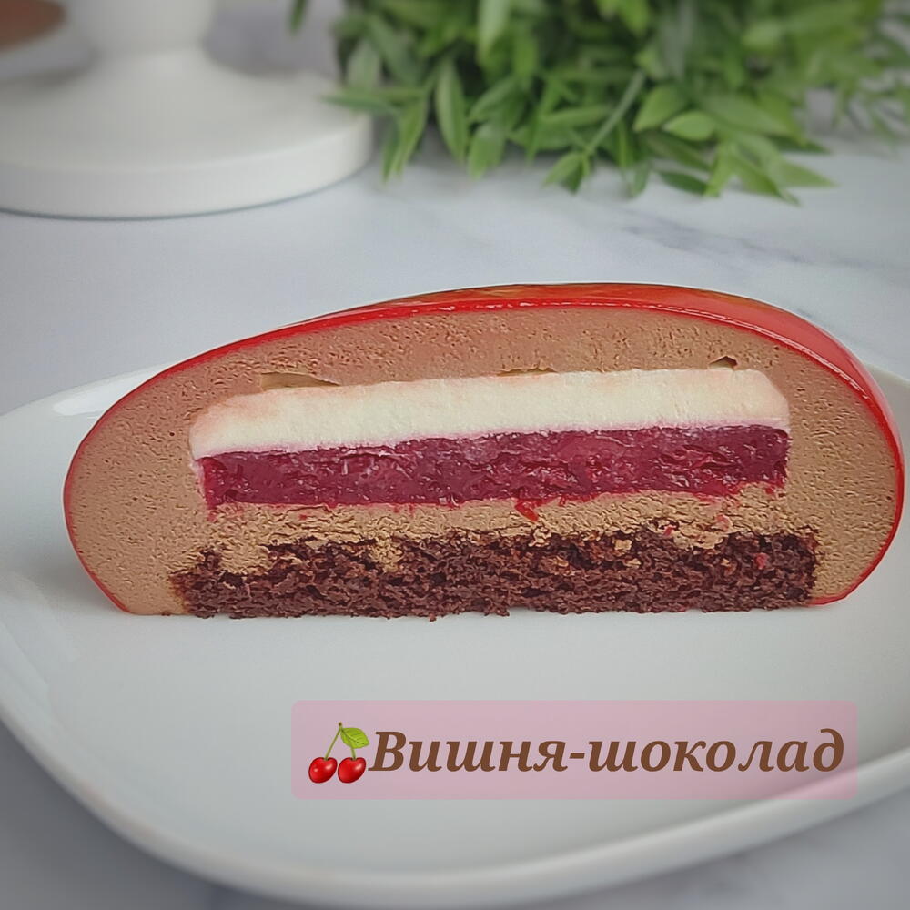 Муссовый детский торт Сердце для девочки на 1 месяц - 11 месяцев, украшен ягодами клубники и с Вашей надписью