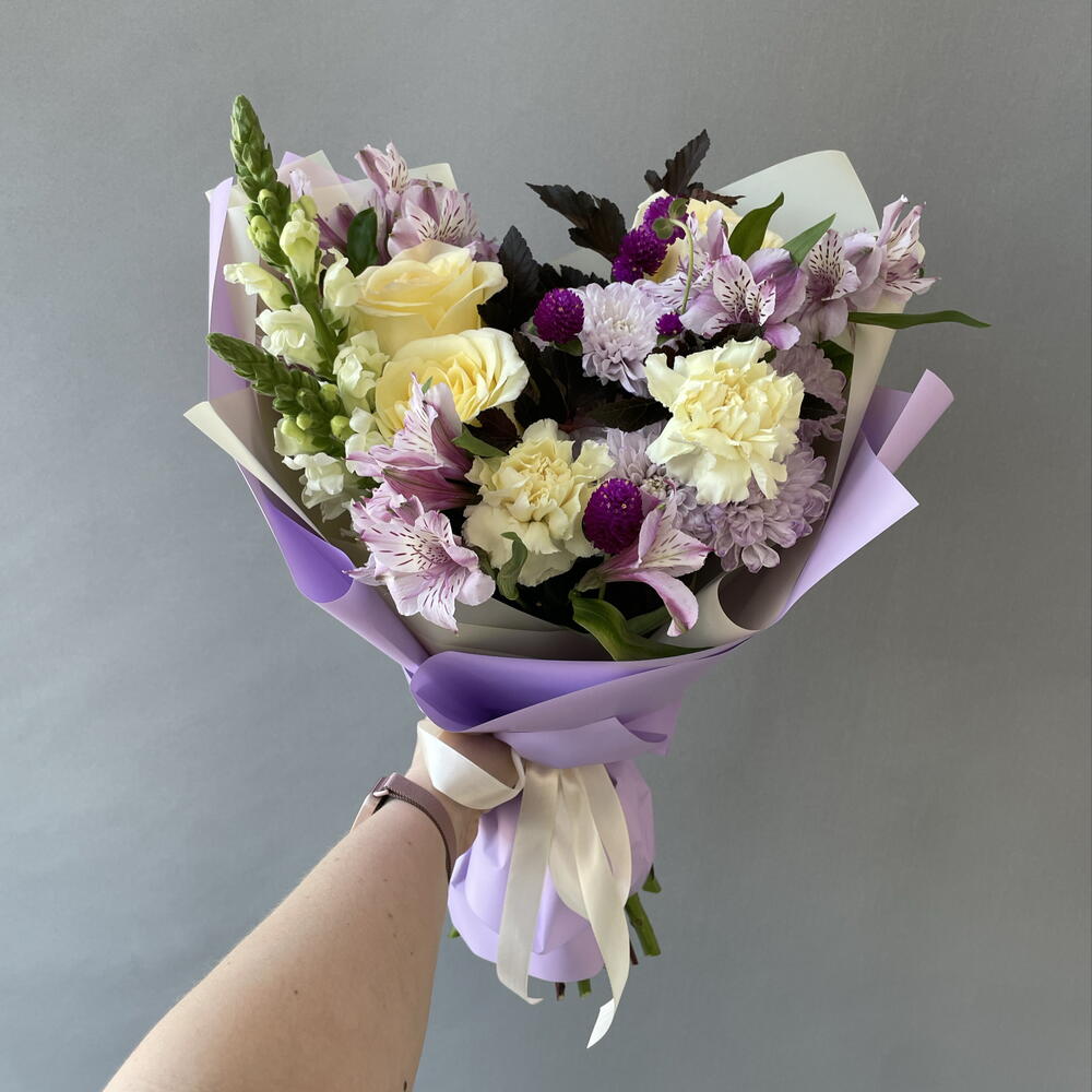 Лавандовый раф 💜 нежный букет с пионовидными розами, хризантемами, альстромериями, диантусами, антирринумом