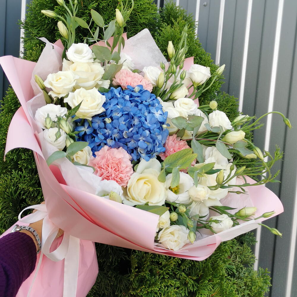 Букет из роз, эустом и гортензии🌸