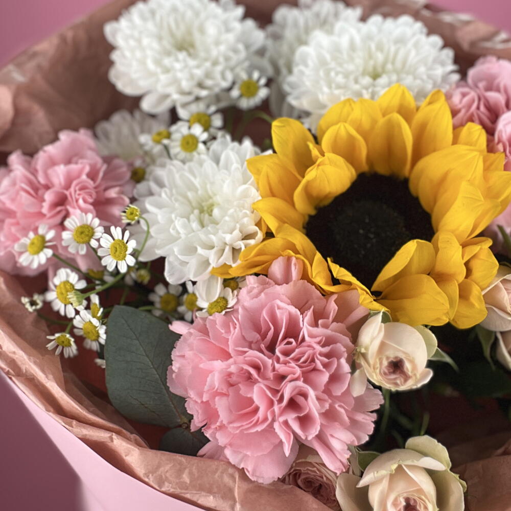 Комплимент из подсолнуха, диантусов и хризантемы, розовый
