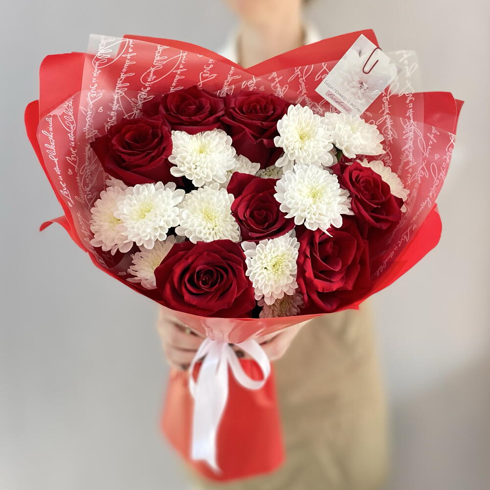 Классика♥️ всегда актуальна! Букет красных роз и белых хризантем кустовых