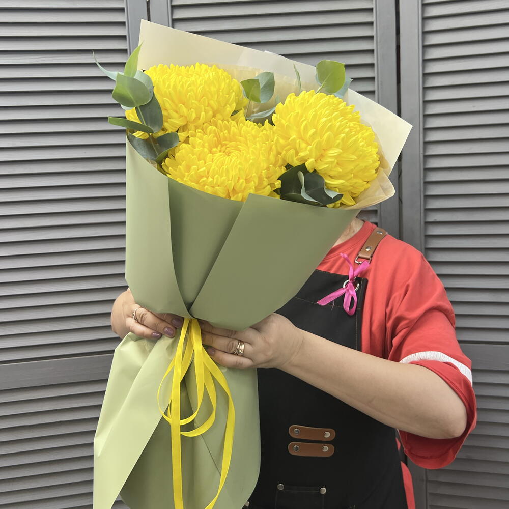 Жёлтые хризантемы с эвкалиптом💛