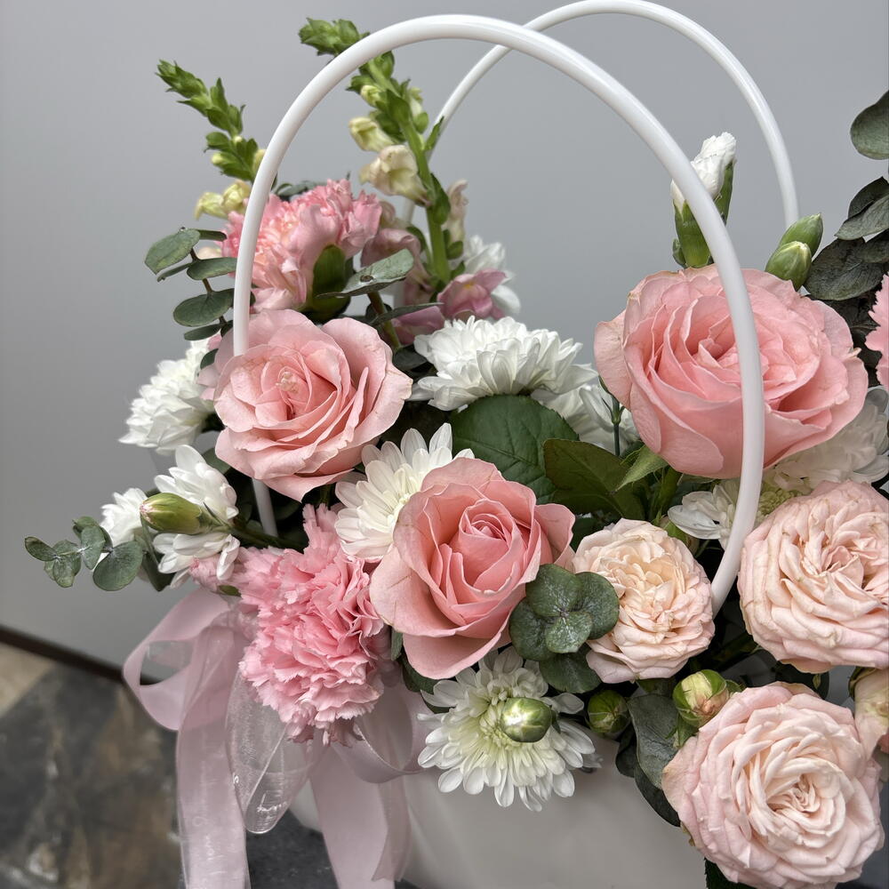 Композиция: розовый секрет 🎀из пионовидных роз, антириниума, хризантем, одноголовых роз, диантусов и эвкалипта