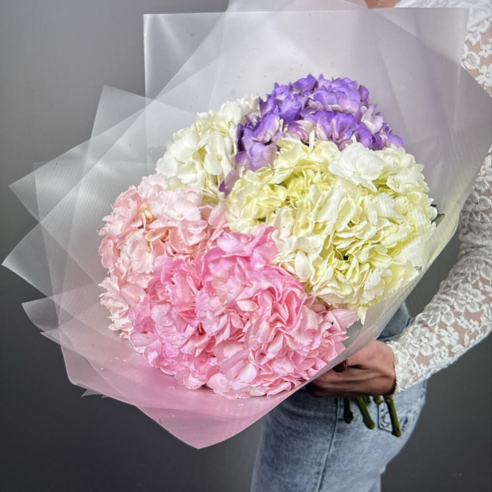 Воздушный букет из нежной гортензии в стильной упаковке (39-0073)