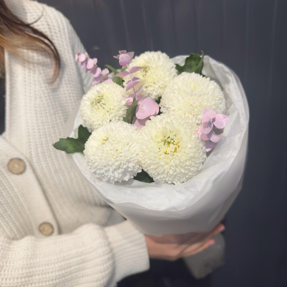 «Soft Match» 💖 5 хризантем Момоко с розовым эвкалиптом