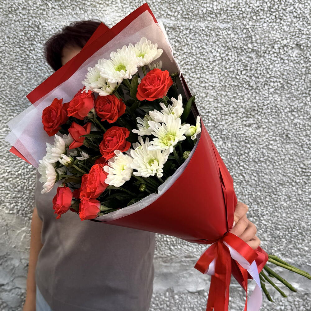 Фламенко! Букет красных кустовых роз и белых хризантем. Скидка 50%%