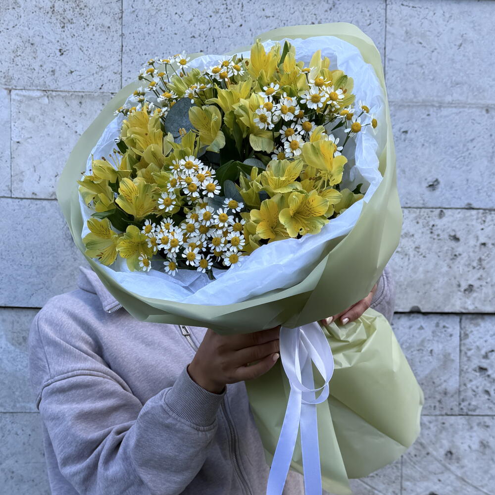 Букет «радостное лето» в составе ромашки, альстромерии и эвкалипт