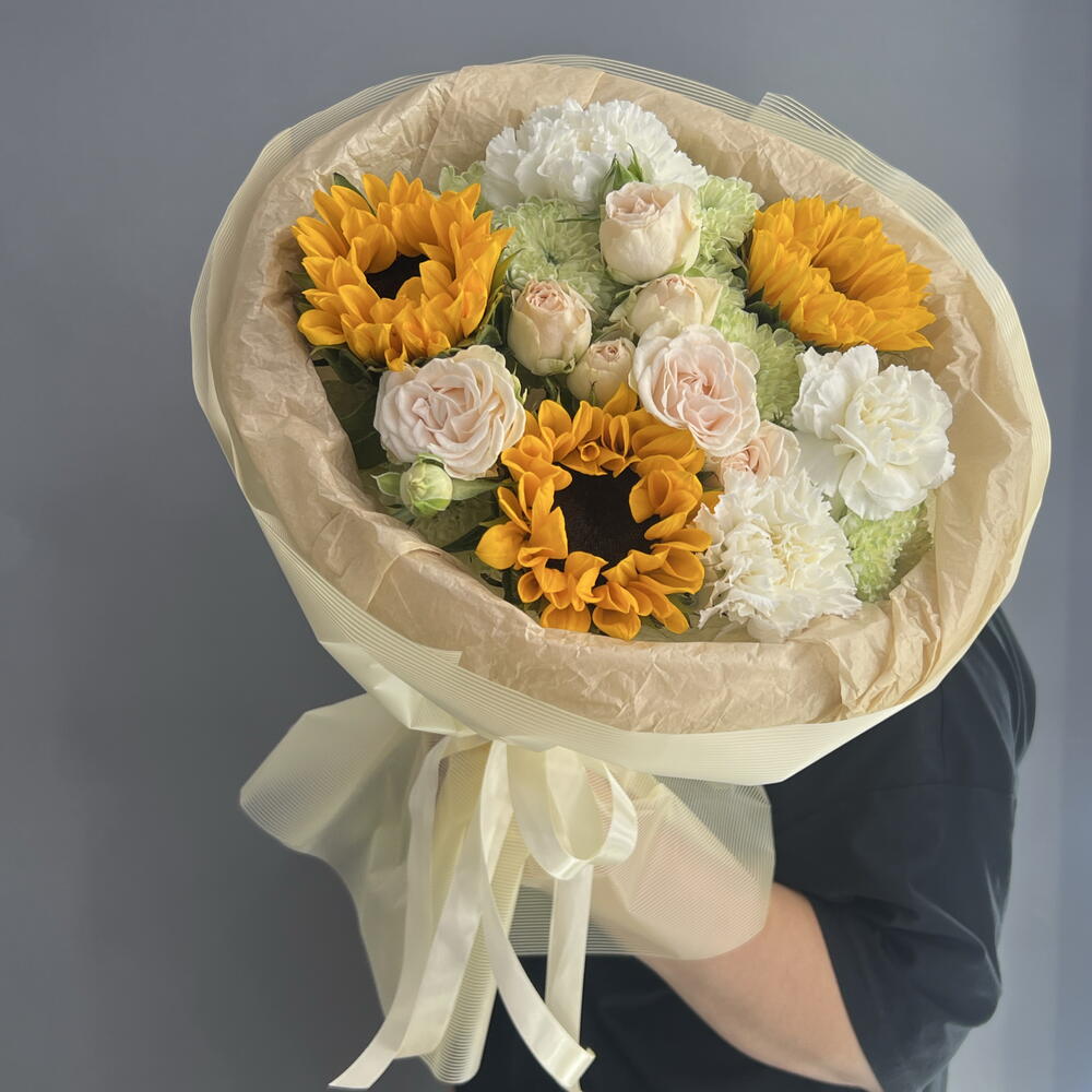 Букет комплимент 🌼 солнечные подсолнухи 🌻🌻🌻 белоснежные диантус 🤍🌿 пионовидная кустовая Роза 🌸