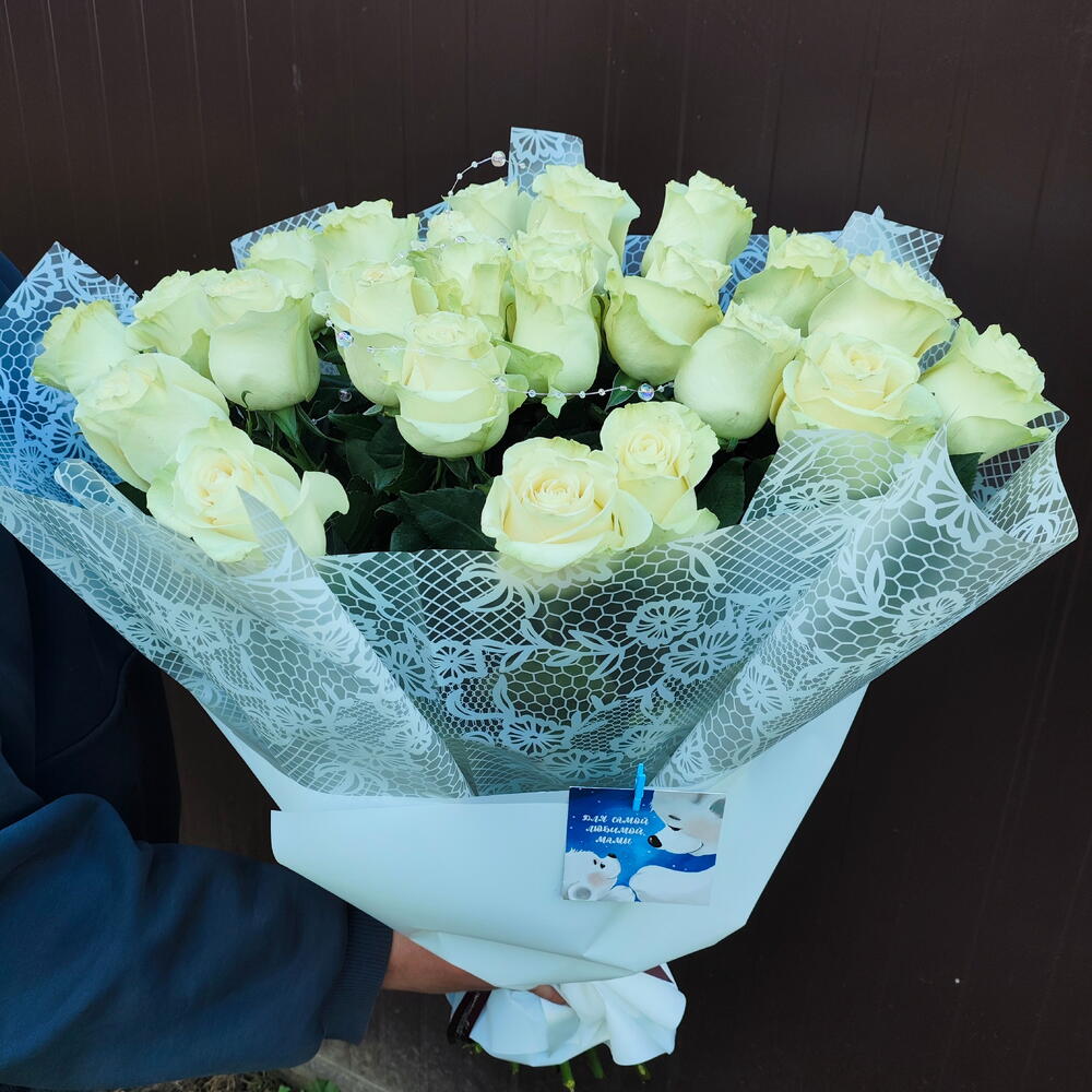 Букет из белых роз в упаковке для самых Любимых