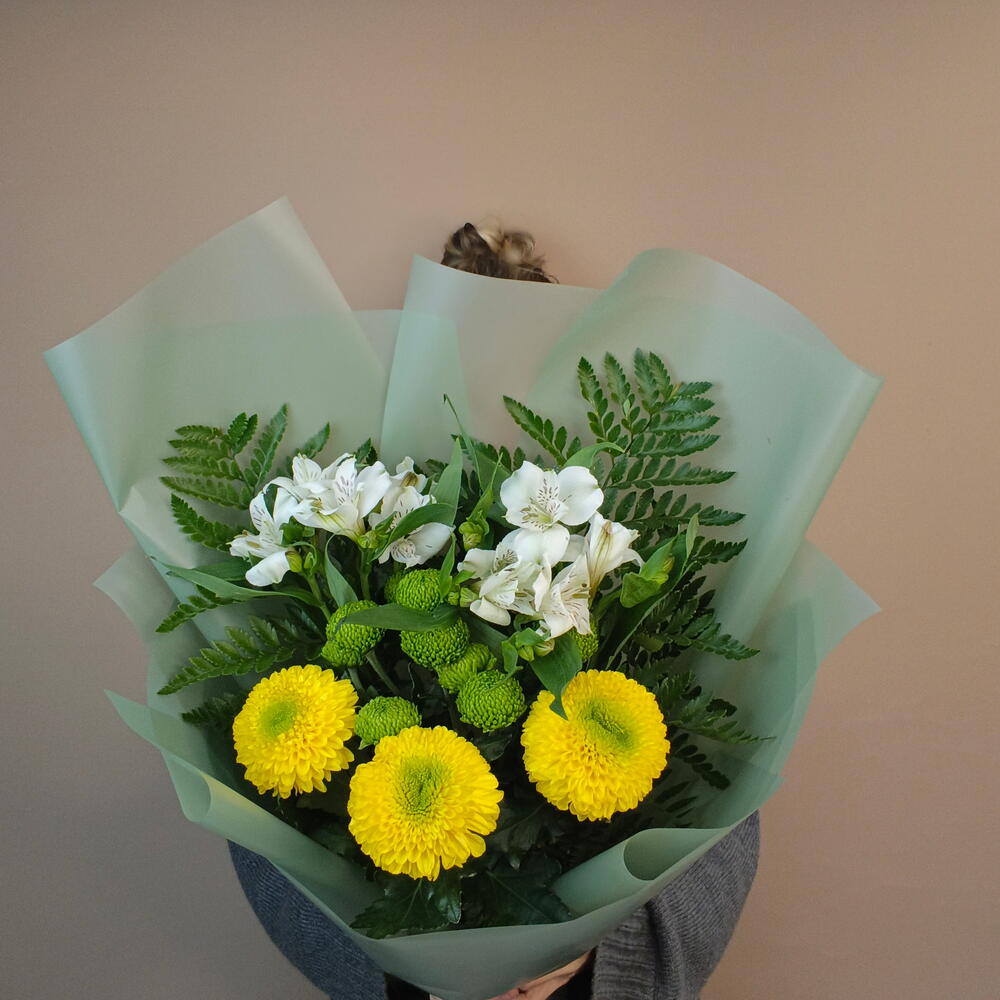 Букет комплимент с хризантемой и альстральсромерией 💛💚🤍