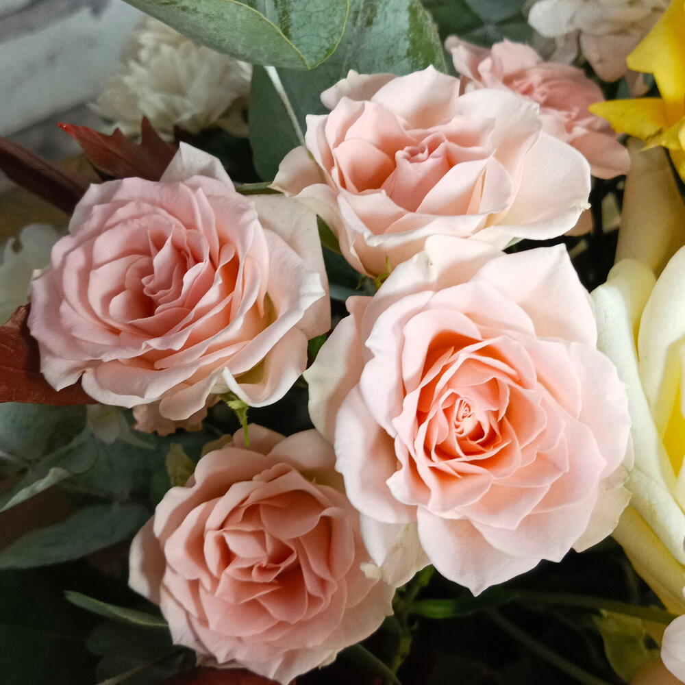 Стильная композиция из роз и георгинов в плетёной корзинке 🌼