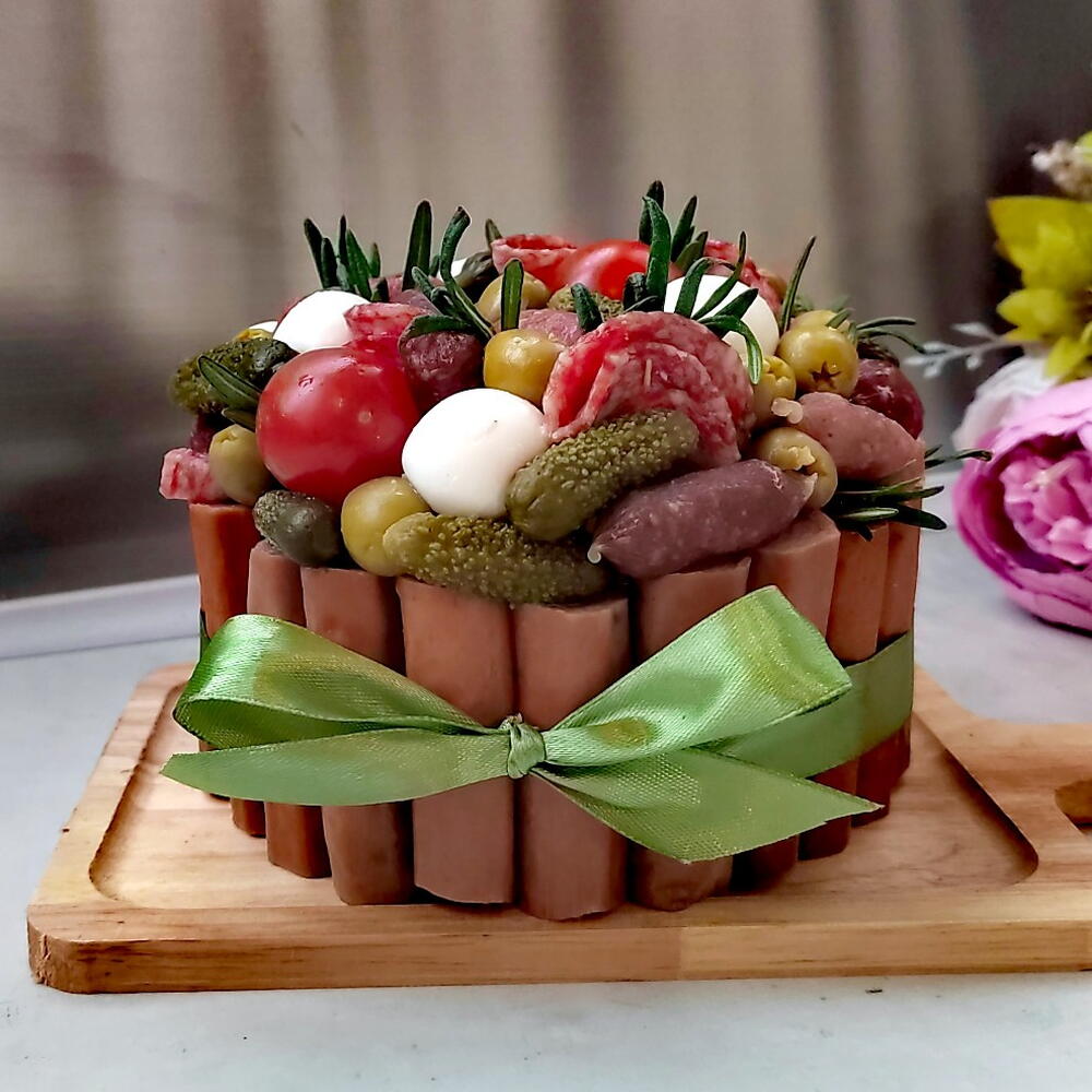 Мясной бенто торт