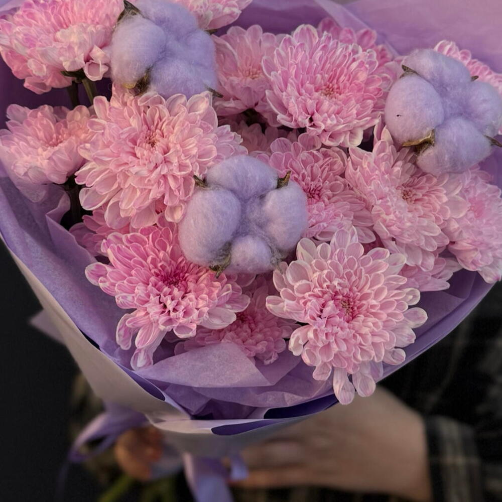 Монобукет пышный «🍓🌸 Клубничное мороженое» (кустовая хризантема, хлопок)