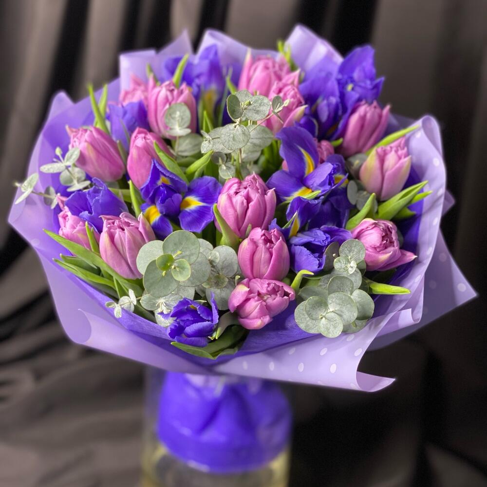 Ramo de iris con tulipanes