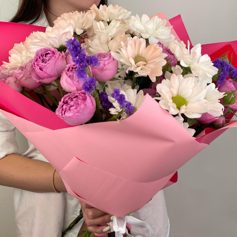 Букет  с хризантемой ромашкой, пионовидной кустовой розой , статицей и фисташкой