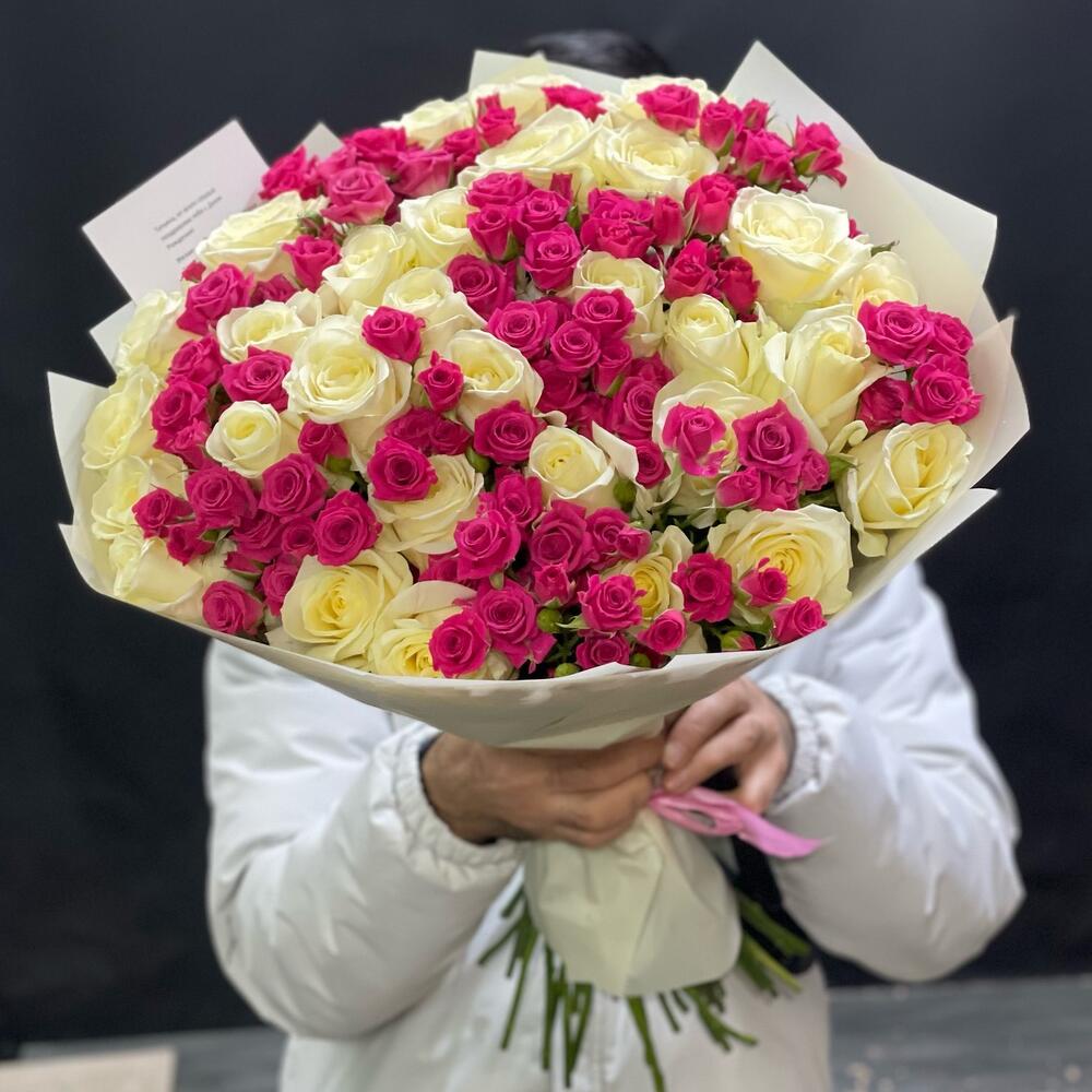 Букет "Элегантное очарование" из белых роз и кустовых роз