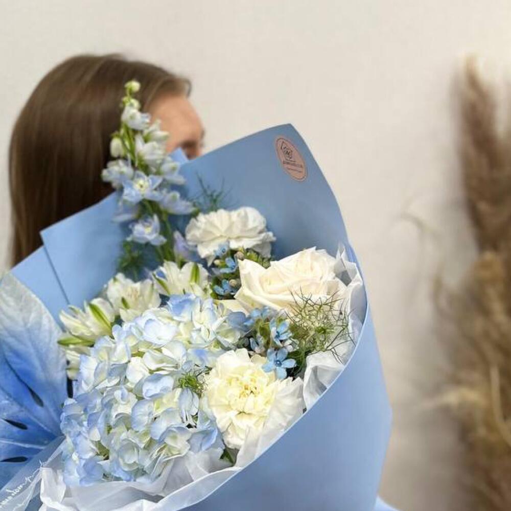 Букет с голубой гортензией