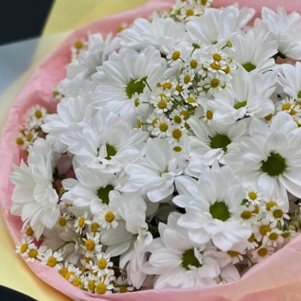 Букет из кустовых хризантем и танацетум