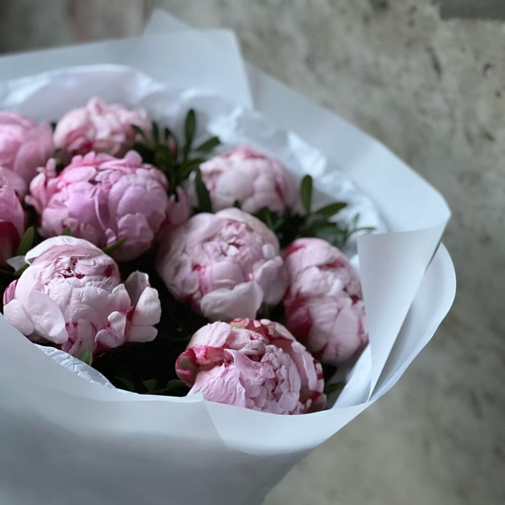 9 пионов с зеленью
