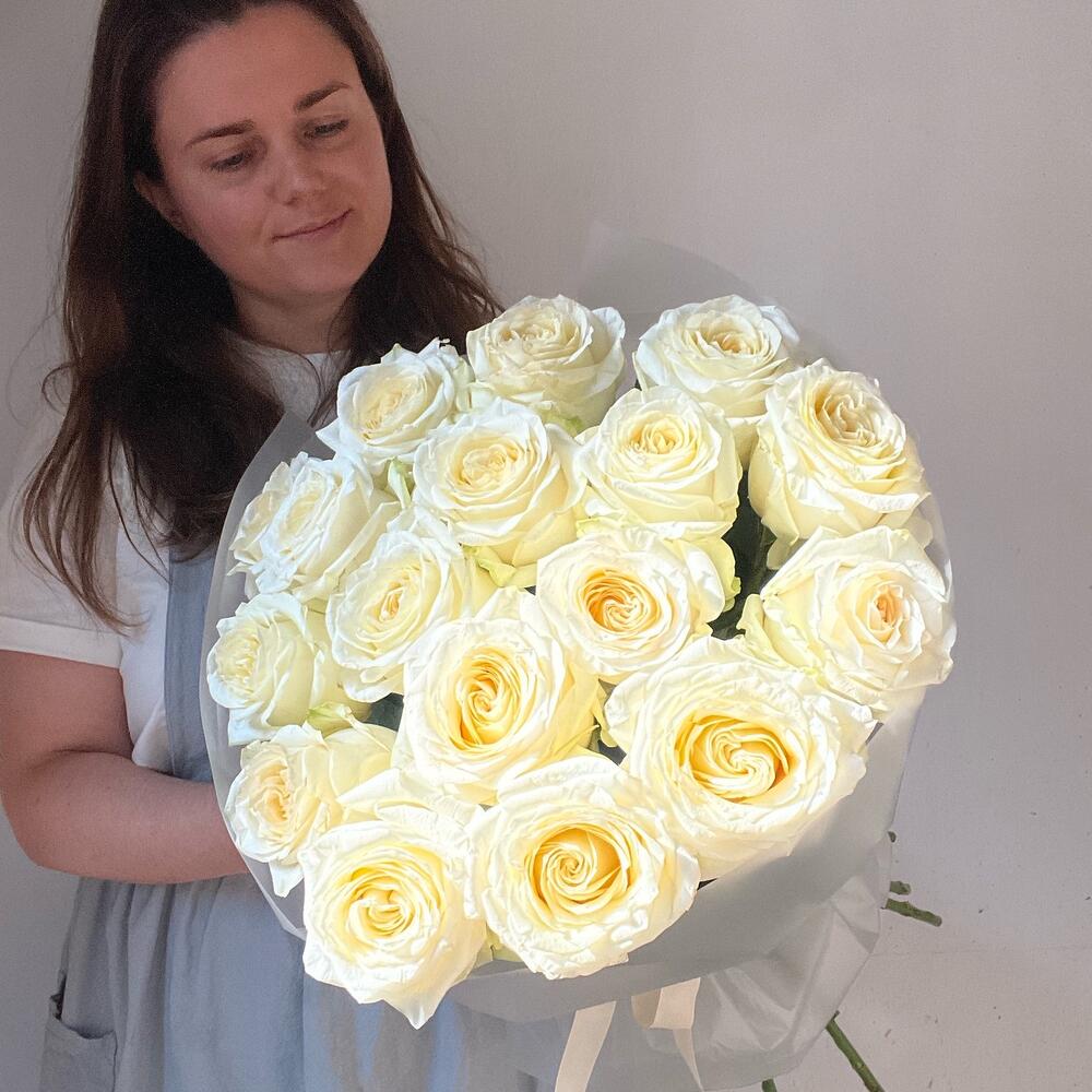17 пионовидных роз💐