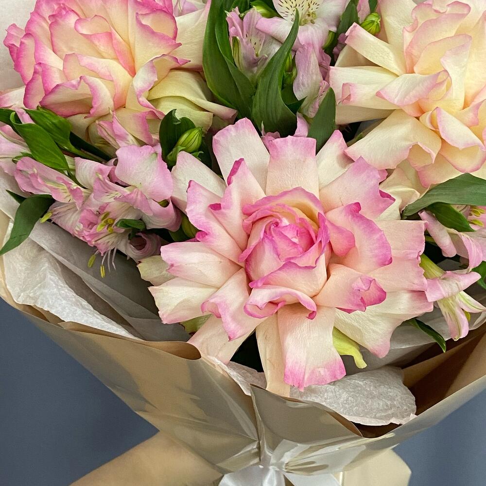 Сборный букет из французских роз и альстромерии
