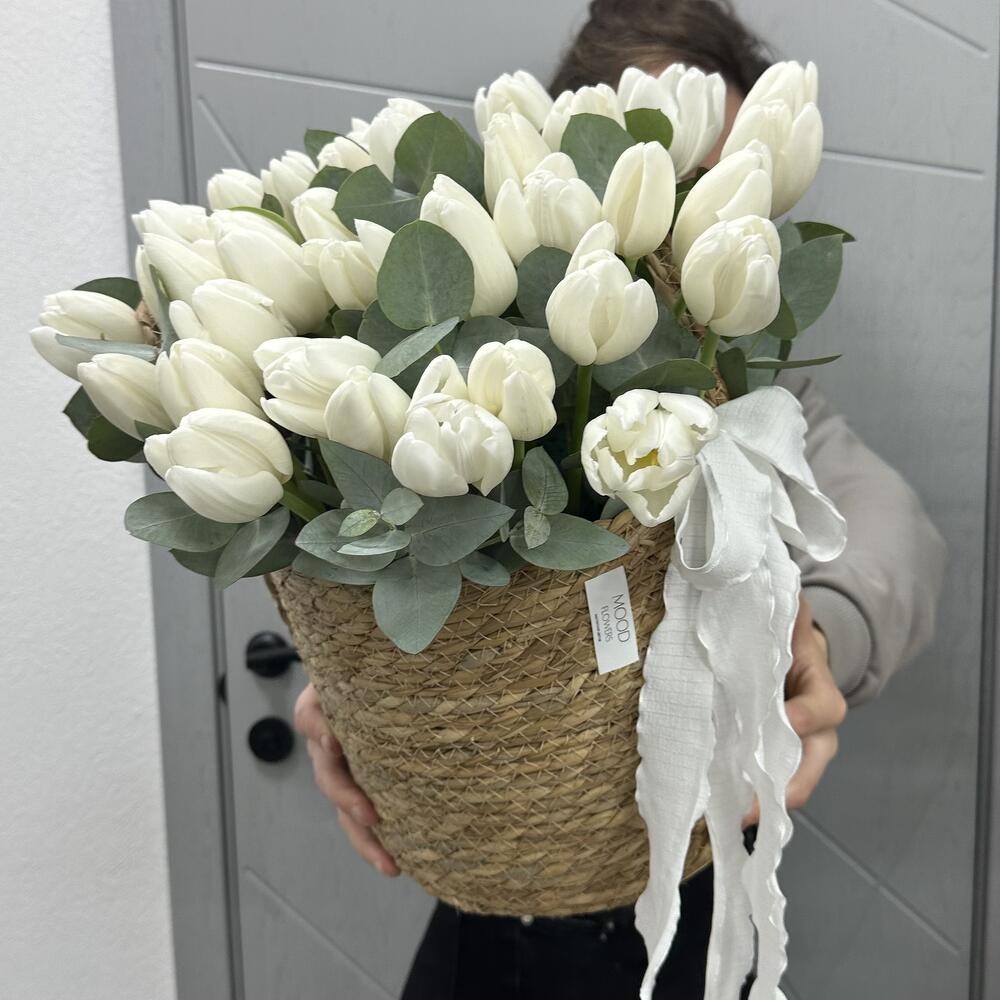 Белые Тюльпаны в корзине