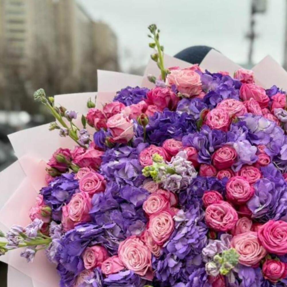 Яркий букет гортензий, кустовых пионовидных роз и маттиолы