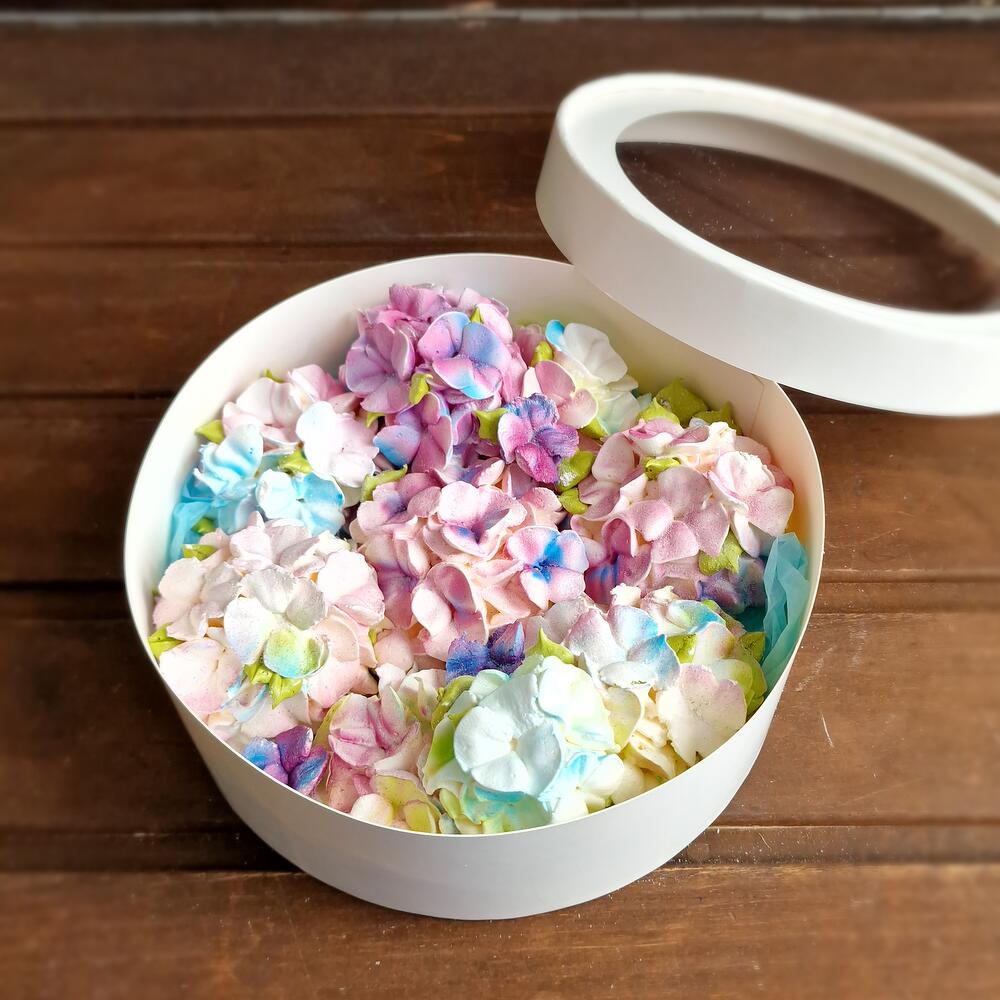 Marshmallow hydrangeas in a box d20